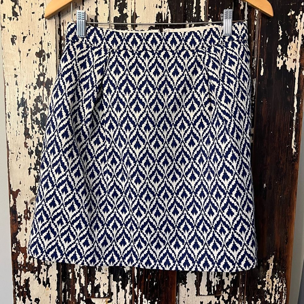 Beautiful J.Crew geometric back zipper skirt. Fully lined. Women’s size 0